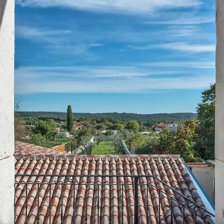 Nevena, Villa